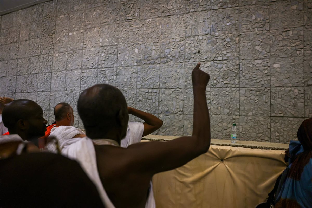 حجاج بيت الله يرمون الجمرات في منى صباح عيد الأضحى