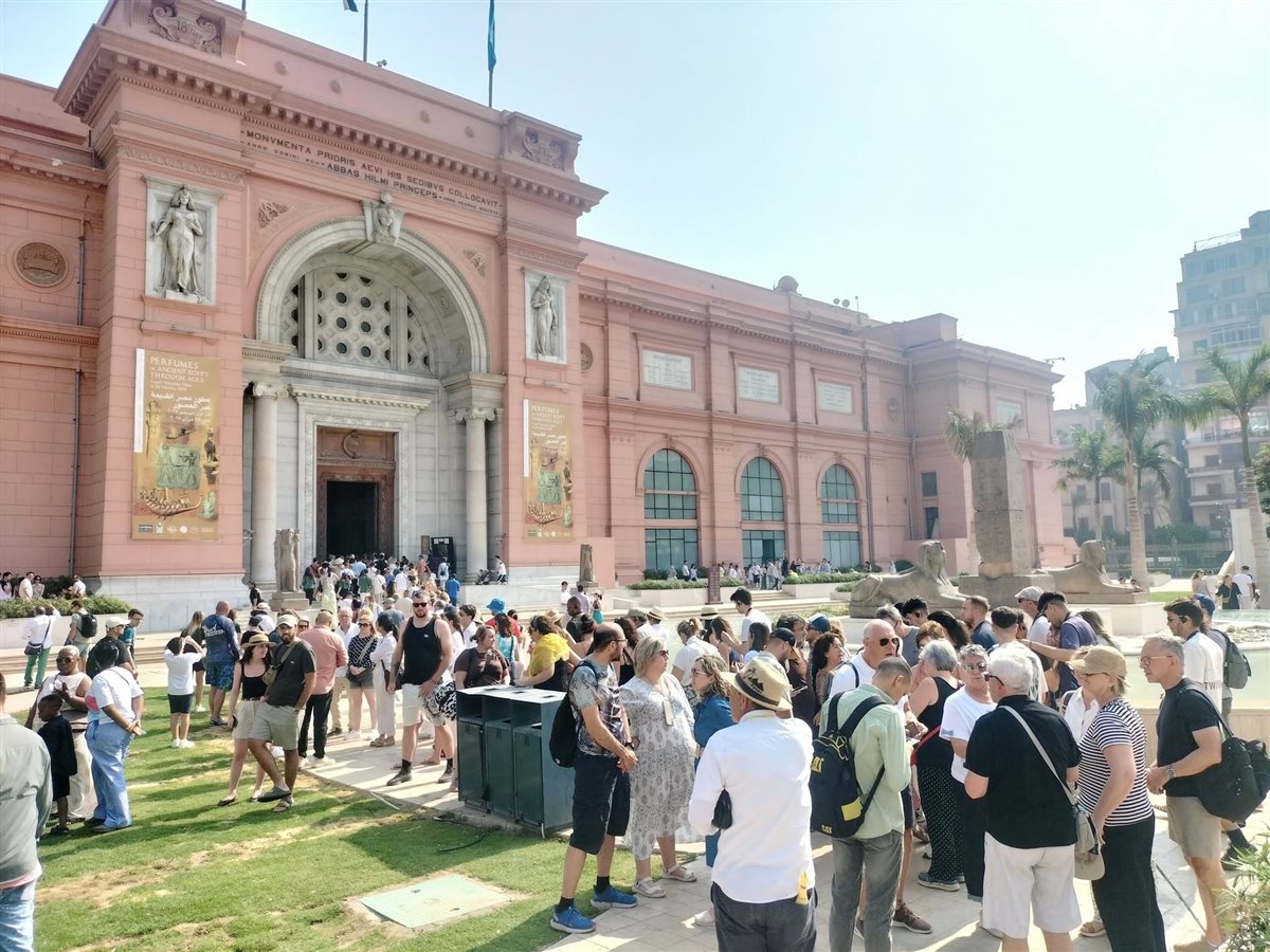 إقبال كبير من السائحين على زيارة المتحف المصري بالتحرير