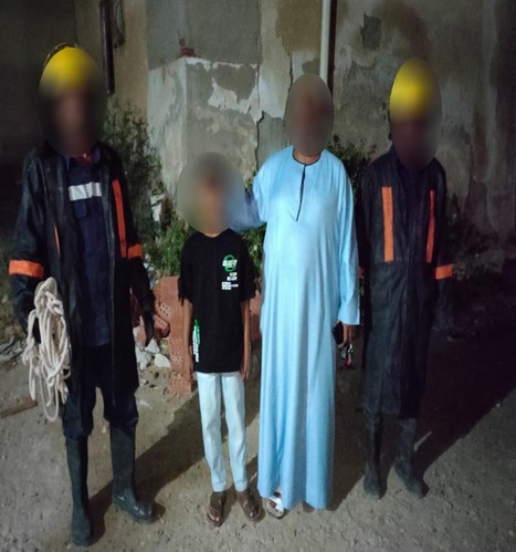 <strong>إنقاذ طفل سقط في بالوعة مياه صرف</strong>