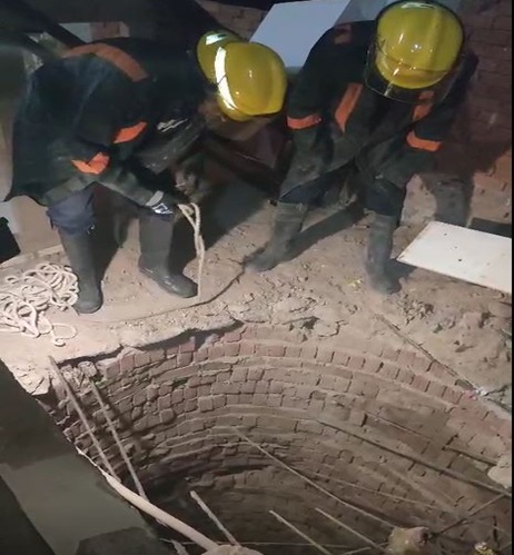 <strong>إنقاذ طفل سقط في بالوعة مياه صرف</strong>