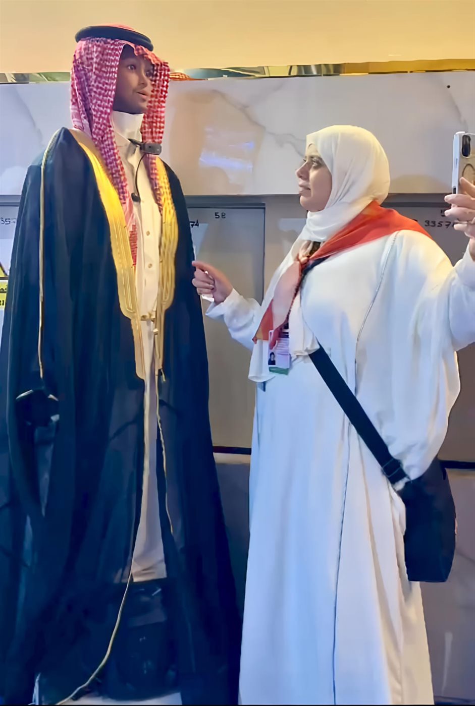 ربوتان يتحدثان للحجاج ويقومان بالإرشاد والتوعية