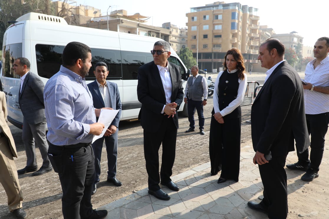 تركيب اللافتات المرورية والإرشادية بمحيط المتحف الكبير