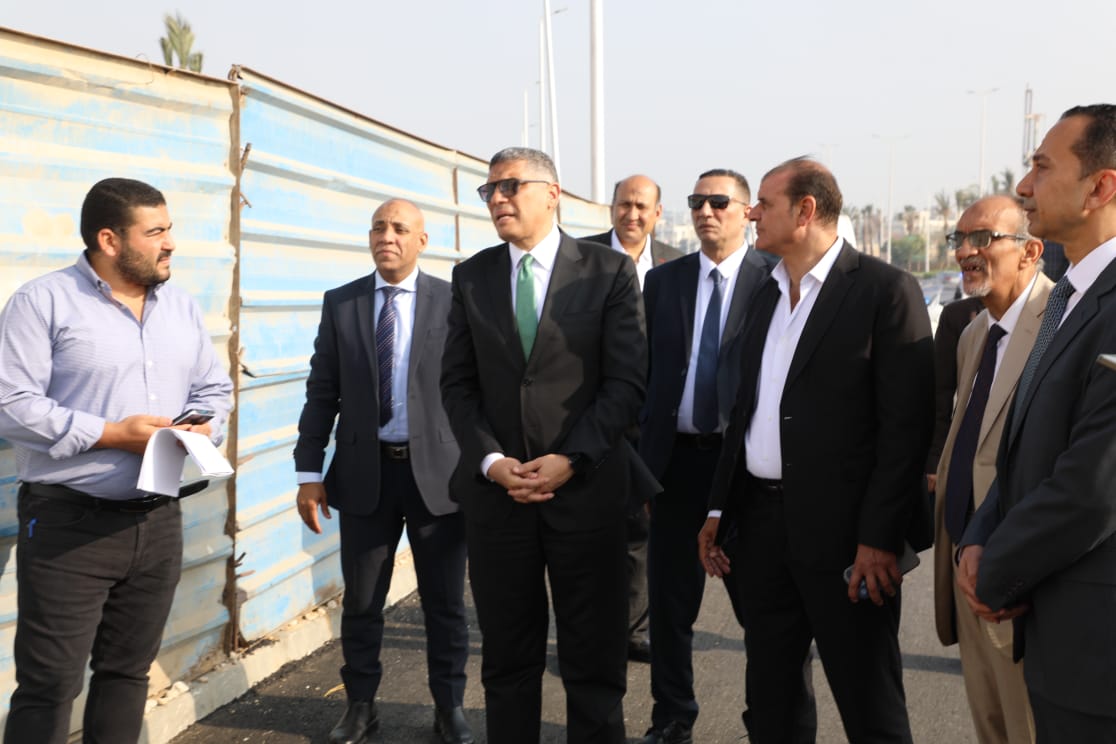 تركيب اللافتات المرورية والإرشادية بمحيط المتحف الكبير