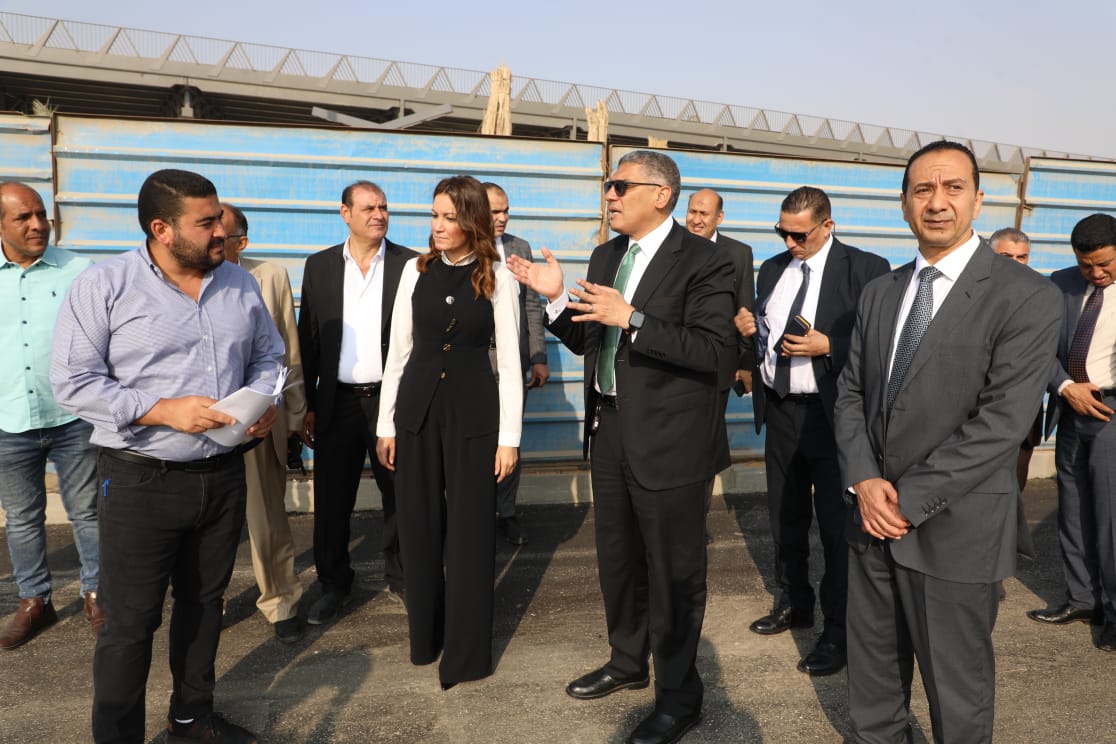 تركيب اللافتات المرورية والإرشادية بمحيط المتحف الكبير