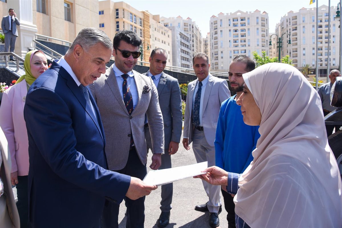 محافظ الإسكندرية يسلم سيدة توك توك 
