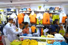 الداخلية تحتفل بعيد الأضحى مع الأطفال الأيتام وتوزع الهدايا (5)