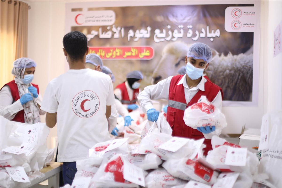 الهلال الأحمر المصري يوزع أضاحي العيد على الأسر الأولى بالرعاية