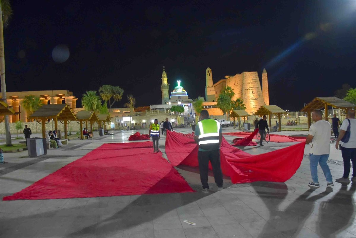 بالسجاد الاحمر ساحة أبو الحجاج بالأقصر تتزين لاستقبال العيد
