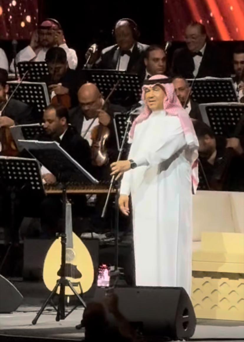 محمد عبده في حفله بدبي