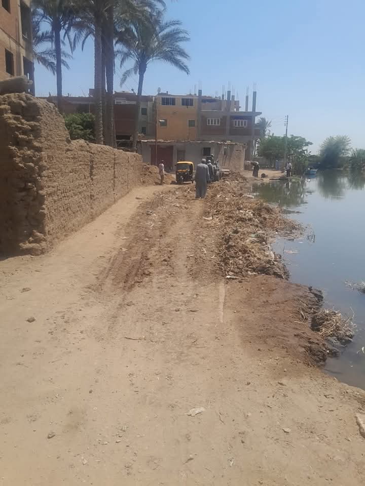 محليات المنوفية تتعامل مع غمر مياه ترعة الباجورية لطريقين في تلا