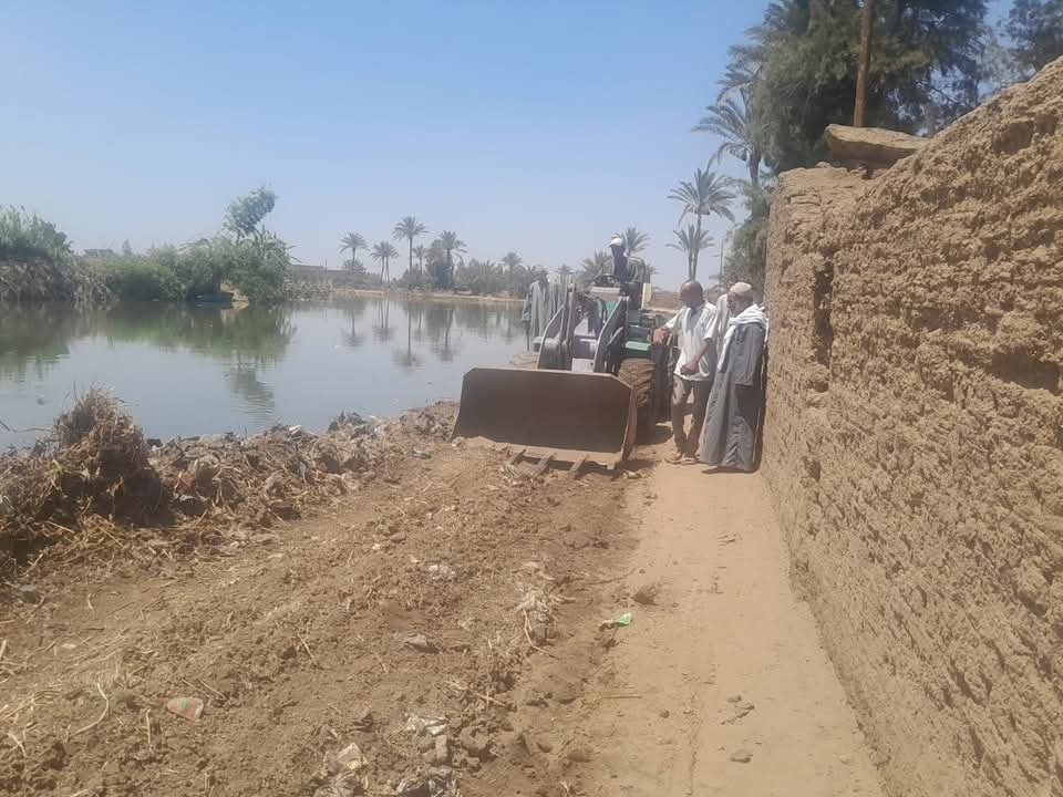 محليات المنوفية تتعامل مع غمر مياه ترعة الباجورية لطريقين في تلا