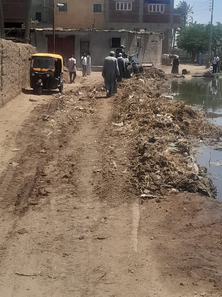 محليات المنوفية تتعامل مع غمر مياه ترعة الباجورية لطريقين في تلا