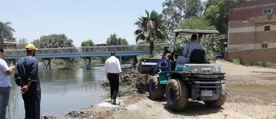 محليات المنوفية تتعامل مع غمر مياه ترعة الباجورية لطريقين في تلا