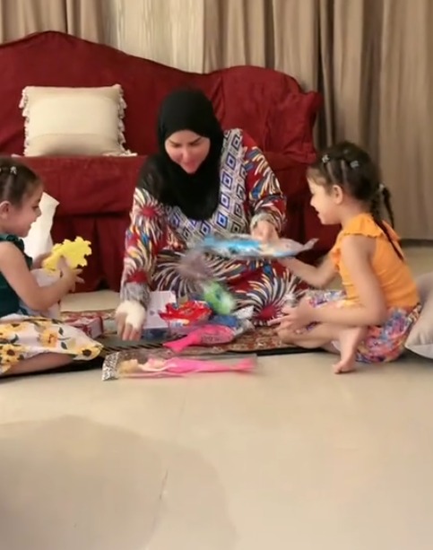 لقطات لـ شيماء سعيد رفقة ابنتيها بعد اتهامها لـ زوجها الفنان إسماعيل الليثي بت اختطافهما