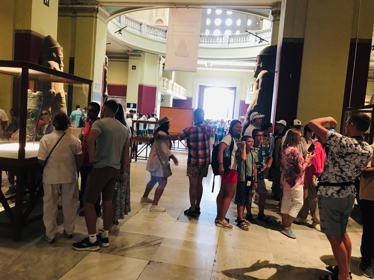 إقبال كبير من السائحين على زيارة المتحف المصري بالتحرير