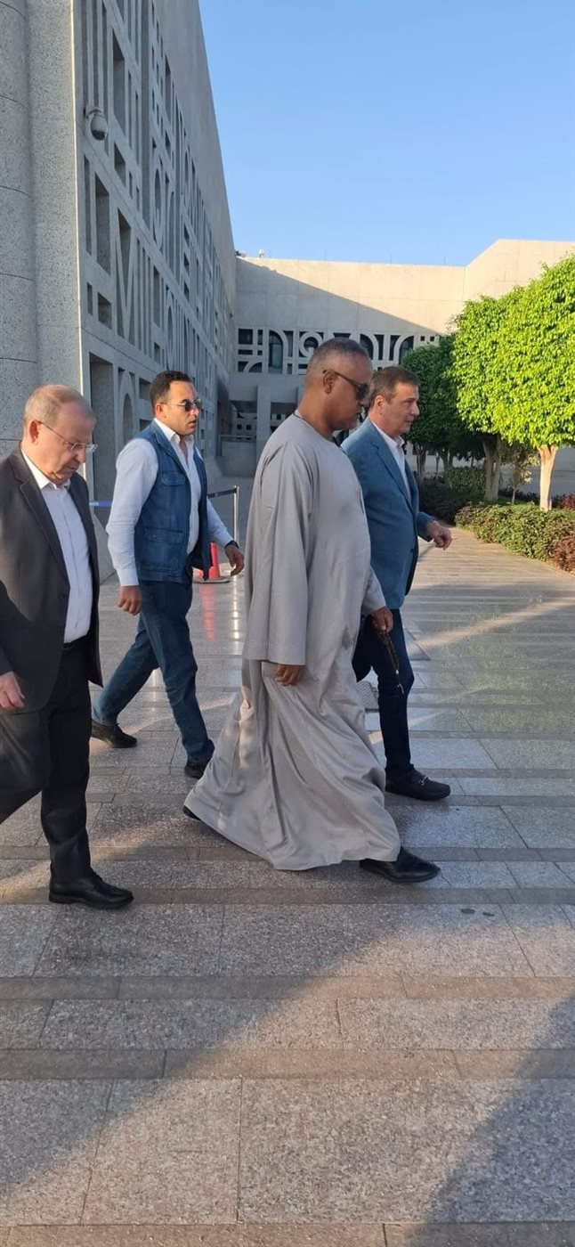 بالجلابية الصعيدي وزير الزراعة في مطار الاقصر