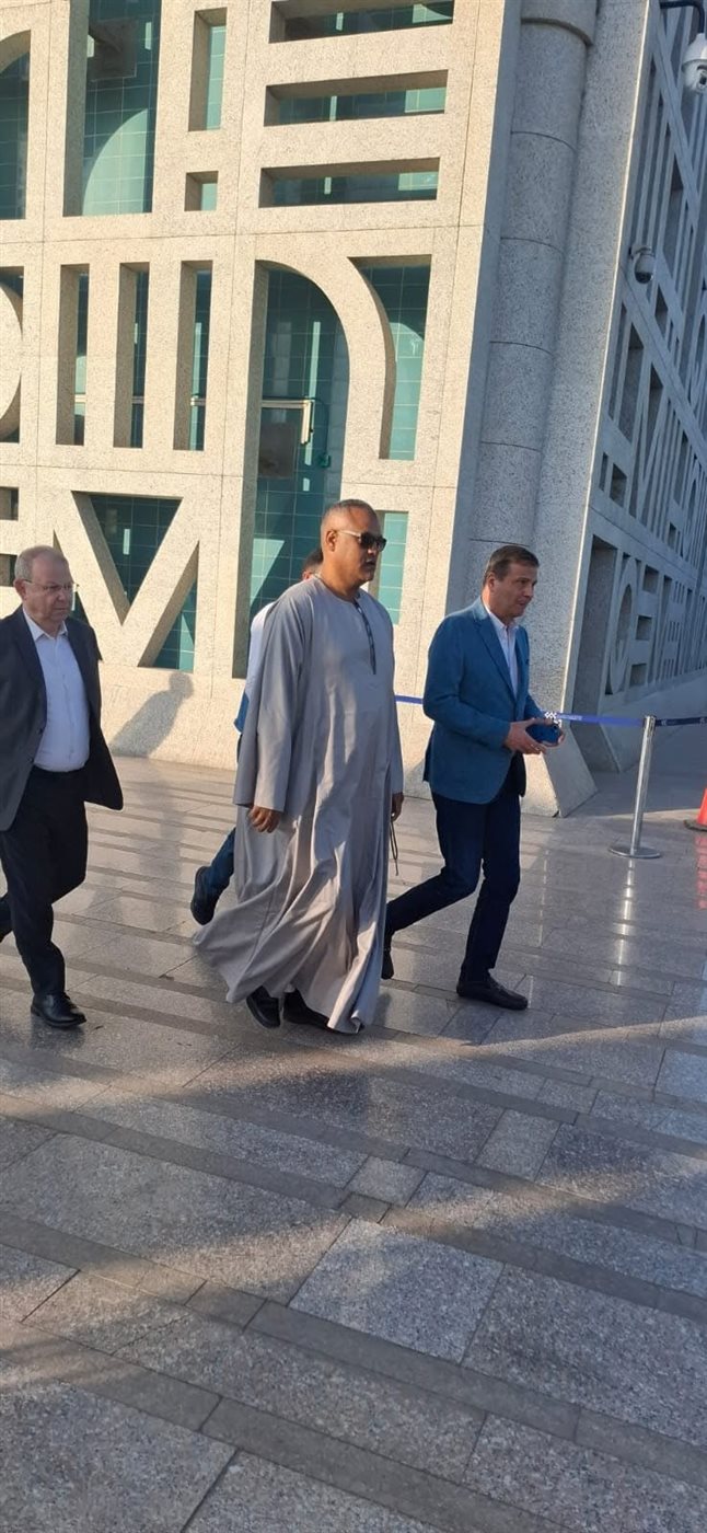 بالجلابية الصعيدي وزير الزراعة في مطار الاقصر