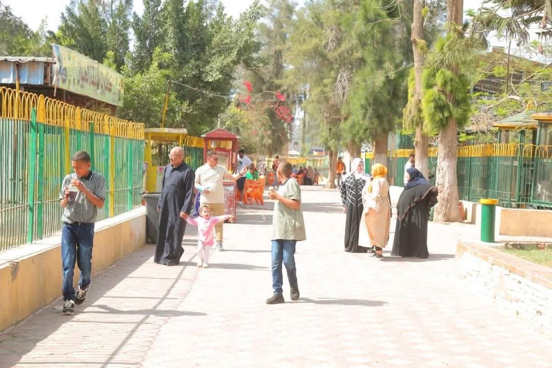 توافد المواطنين على حديقه صنعاء بكفر الشيخ