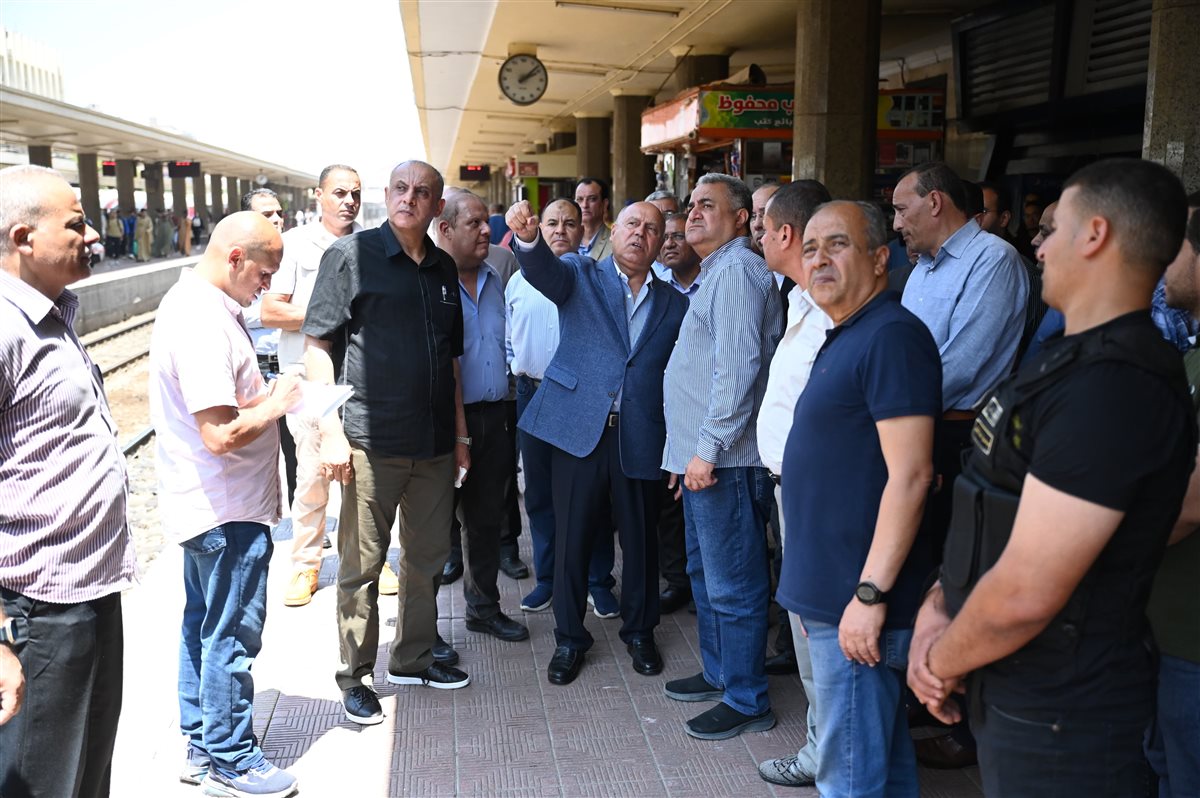 جانب من جولة الوزير في محطة قطارات رمسيس
