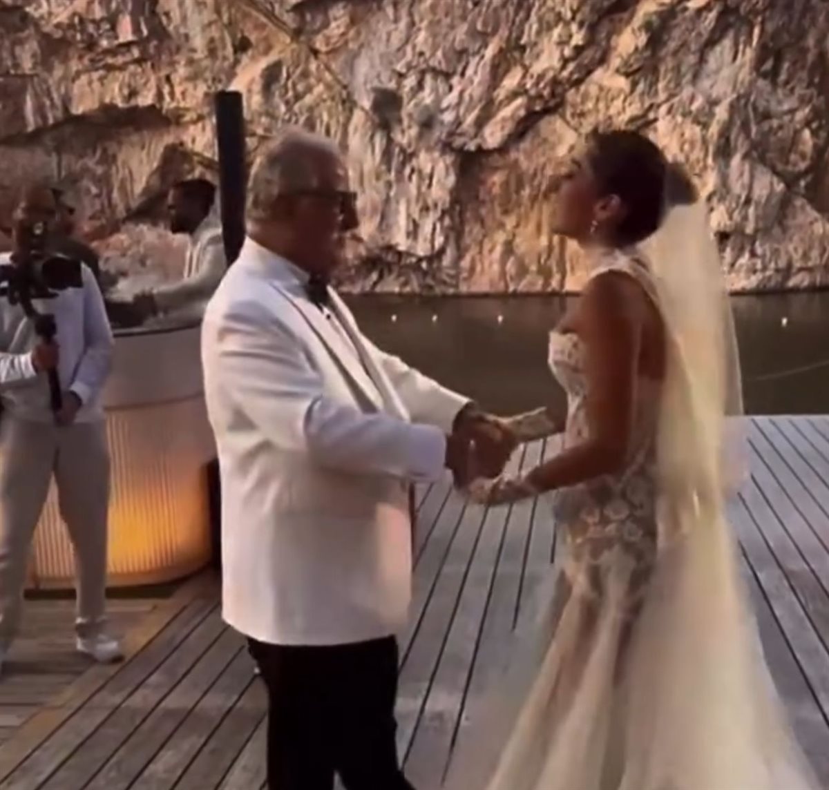 أول صور لـ أمينة خليل رفقة والدها من حفل زفافها في اليونان