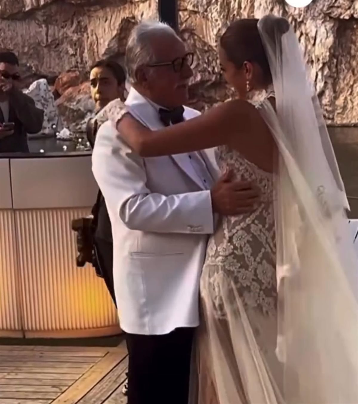 أول صور لـ أمينة خليل رفقة والدها من حفل زفافها في اليونان