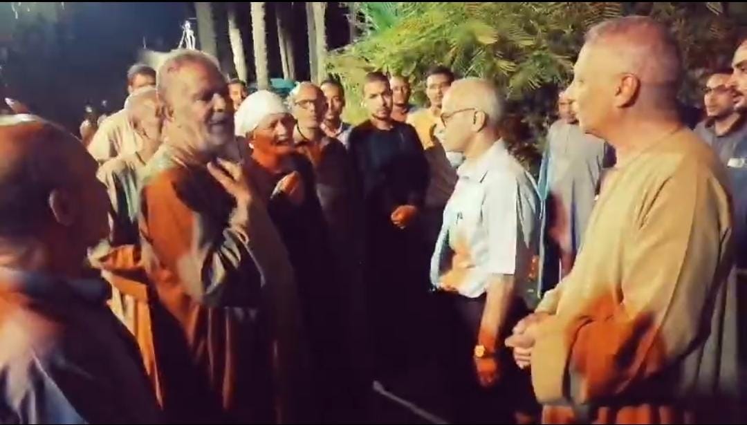 طبيب قنا يقدم واجب العزاء لأسرة المسنة