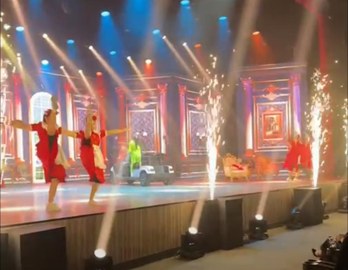 ربـ عربية جولف.. دخول مفاجىء لـ دنيا سمير غانم في عرض مسرحيتها مكسرة الدنيا في السعودية