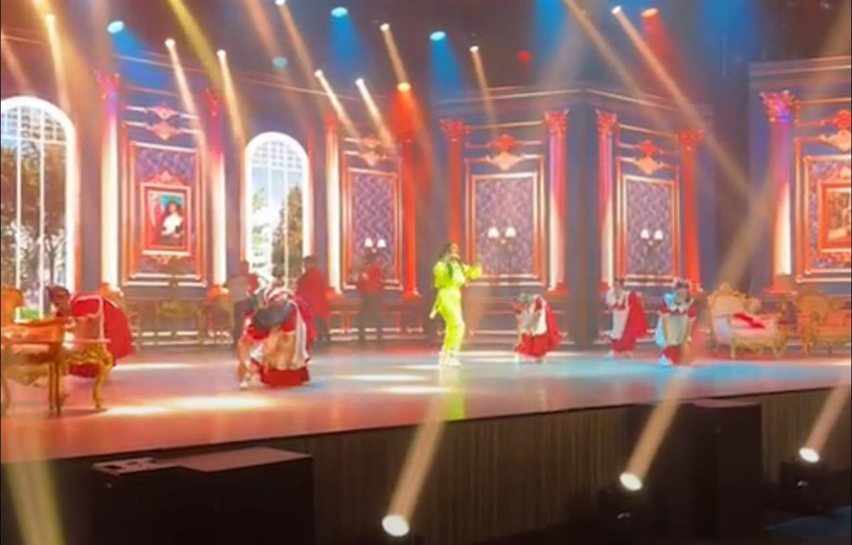 بـ عربية جولف.. دخول مفاجىء لـ دنيا سمير غانم في عرض مسرحيتها مكسرة الدنيا في السعودية