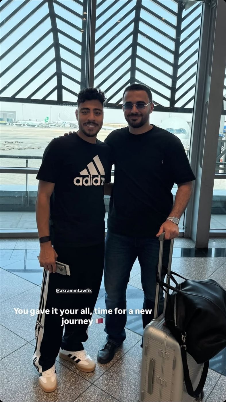 أكرم توفيق ووكيله في مطار القاهرة