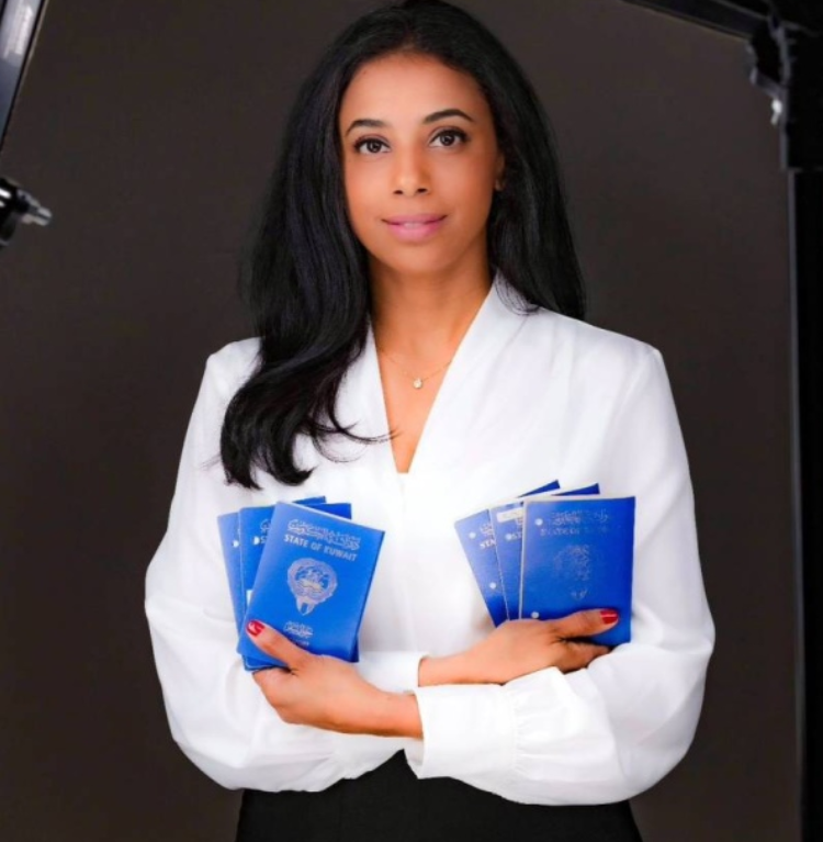 الرحالة الكويتية مريم سلطان عبدالله مع جوزات سفرها عقب نجاحها في زيارة دول العالم