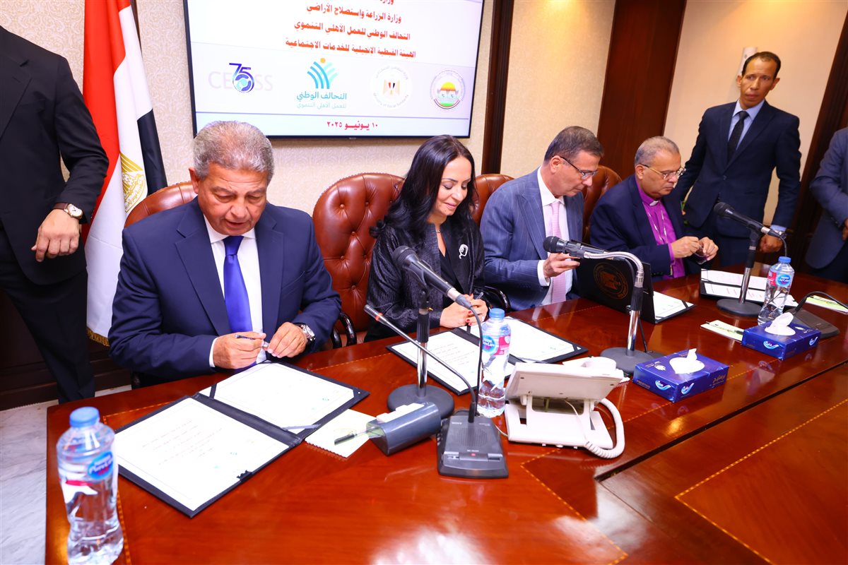 جانب من التوقيع