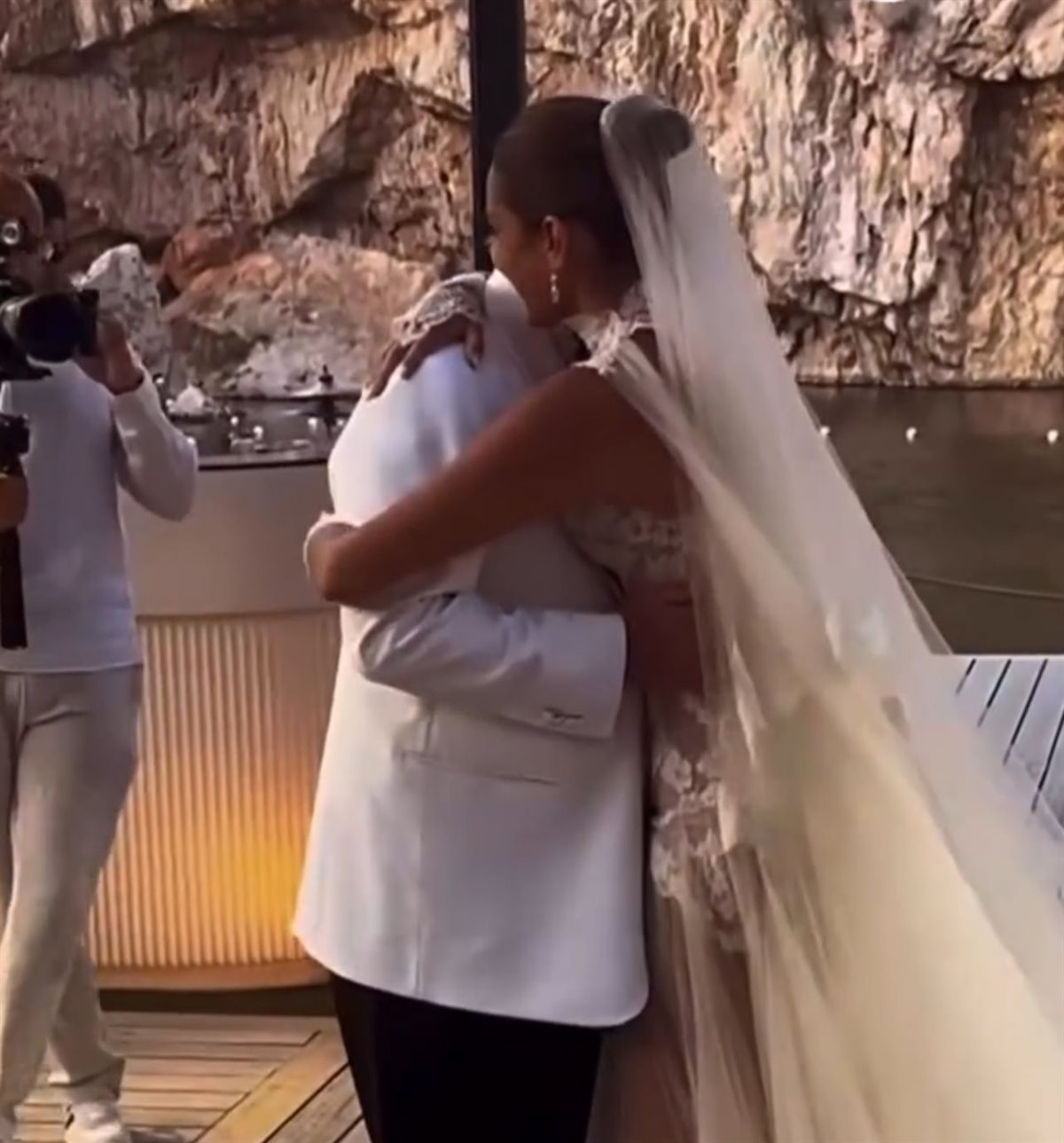 أمينة خليل ووالدها في حفل زفافها على المصور أحمد زعتر في اليونان