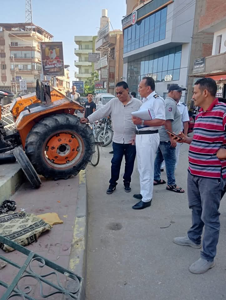 جرار زراعي يحطم جزء من كورنيش تلا بالمنوفية