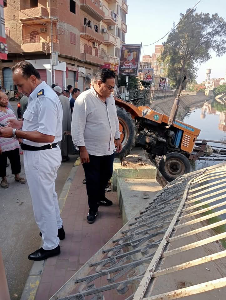 جرار زراعي يحطم جزء من كورنيش تلا بالمنوفية