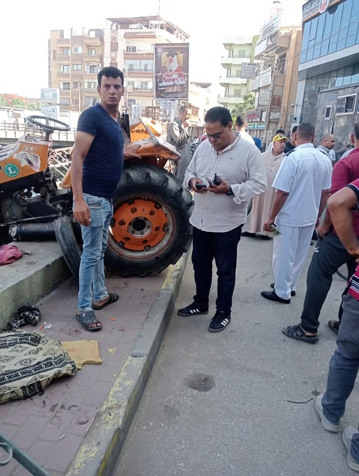 جرار زراعي يحطم جزء من كورنيش تلا بالمنوفية
