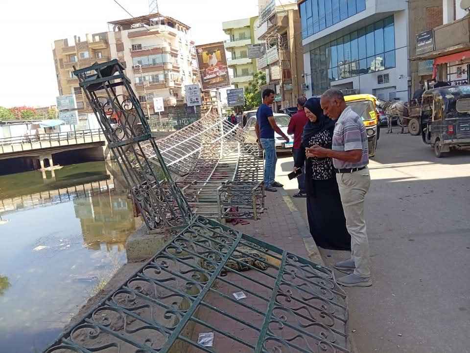 جرار زراعي يحطم جزء من كورنيش تلا بالمنوفية