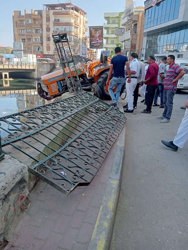 جرار زراعي يحطم جزء من كورنيش تلا بالمنوفية