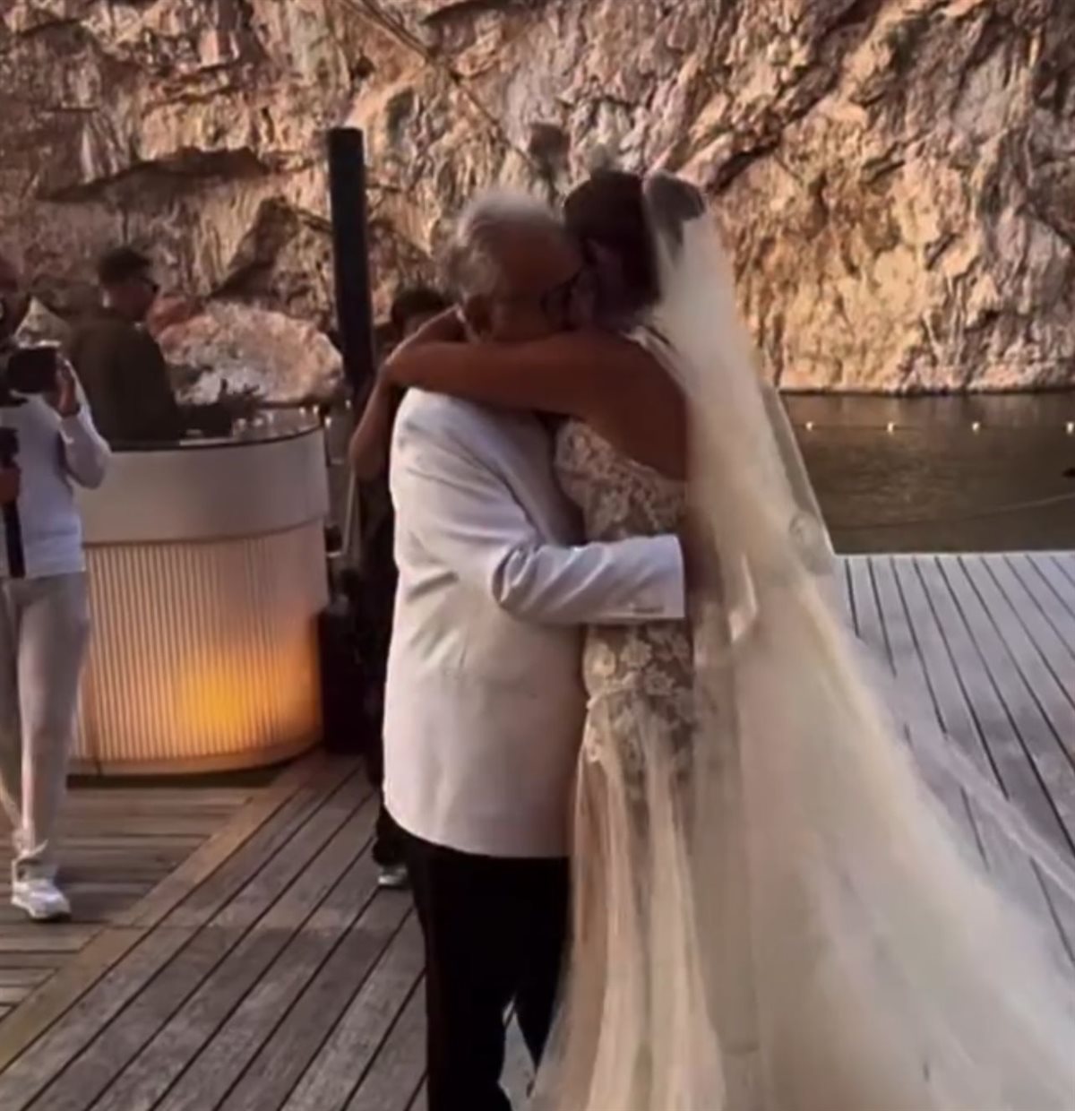 أمينة خليل ووالدها في حفل زفافها على المصور أحمد زعتر في اليونان