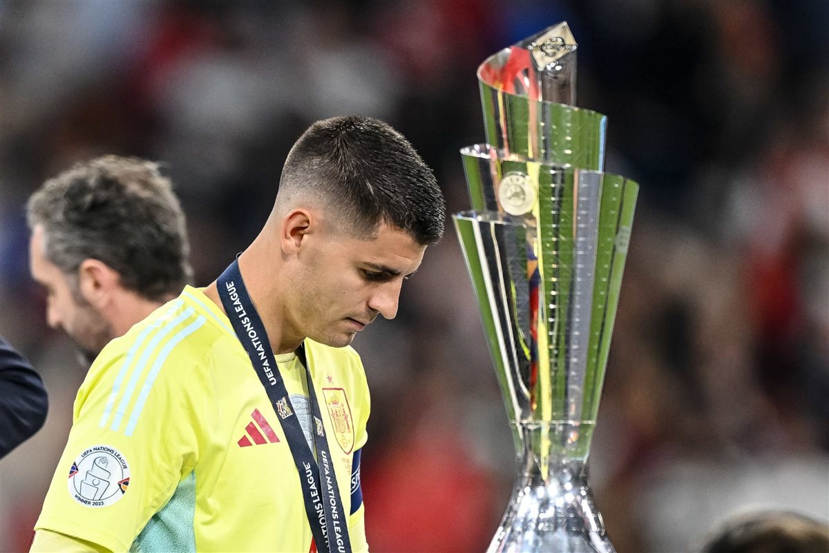 <strong>المهاجم الإسباني ألفارو موراتا رفقة كأس دوري الأمم الأوروبية </strong>