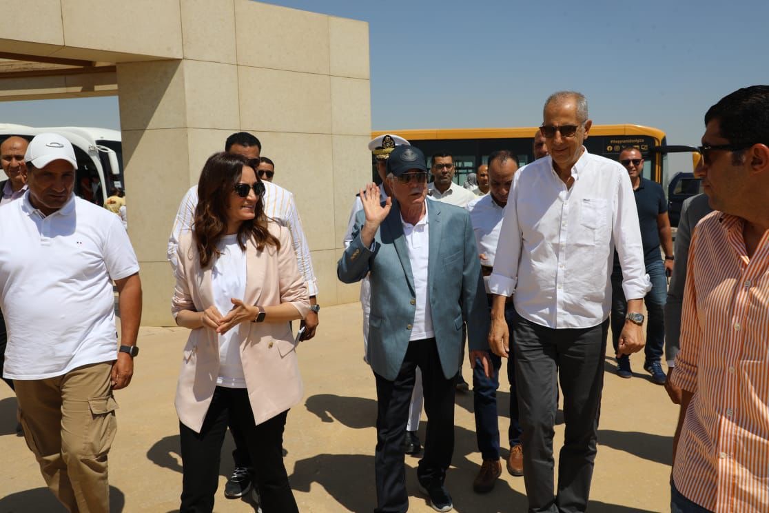 جولة تفقدية لمستشار رئيس الجمهورية ومحافظ الجيزة بالمنطقة الأثرية للأهرامات
