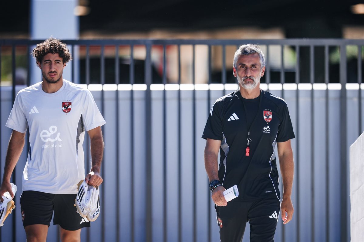 ريبيرو مدرب الأهلي يرتدي أسوارة لدعم غزة