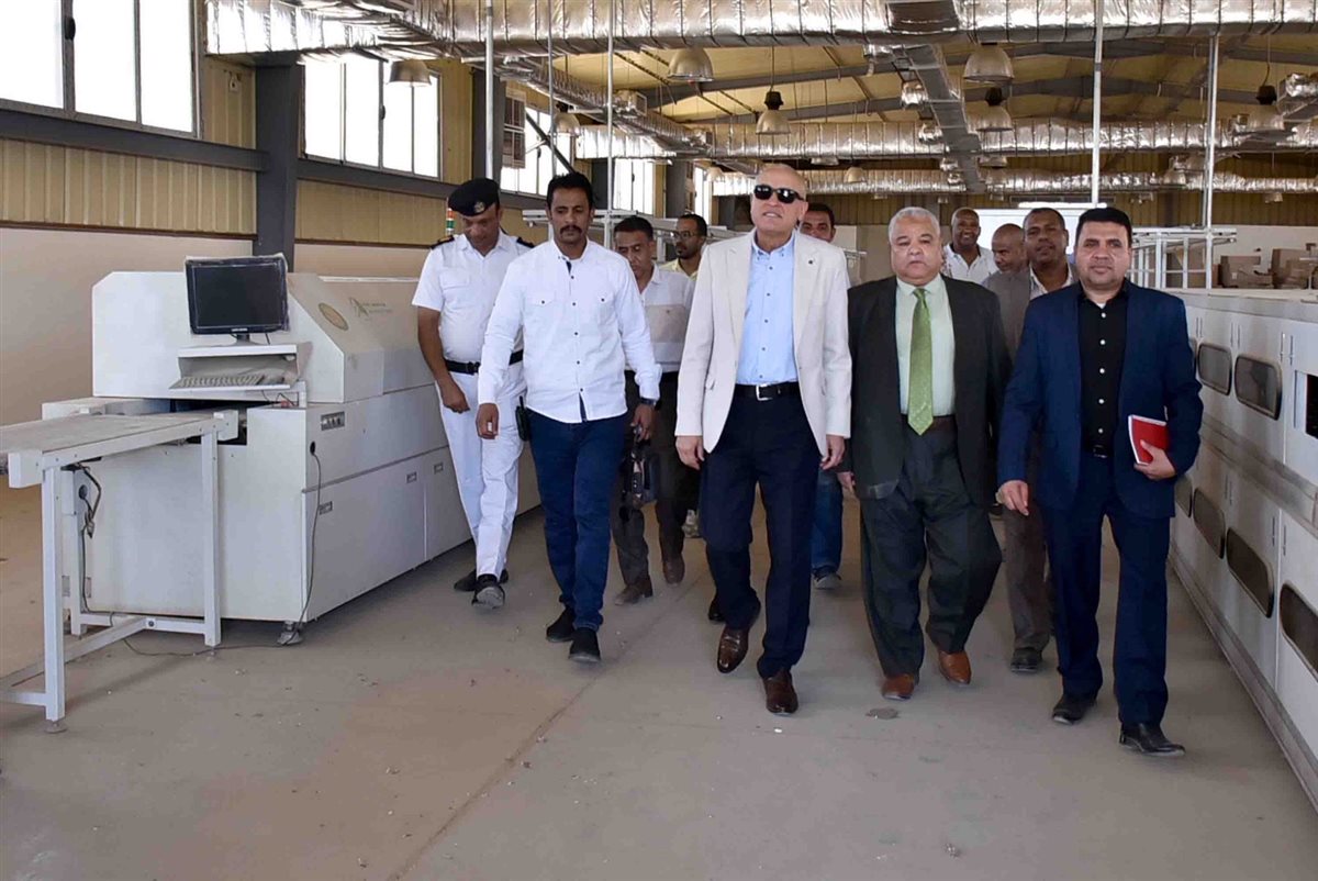 محافظ الأقصر يتفقد مدرسة العديسات الصناعية