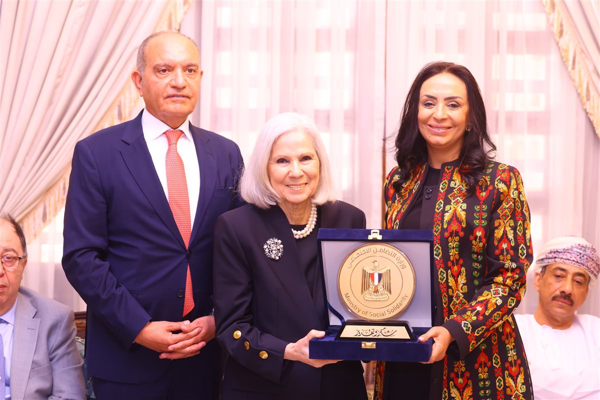 وزيرة التضامن تكرم السفيرة هيفاء أبو غزالة