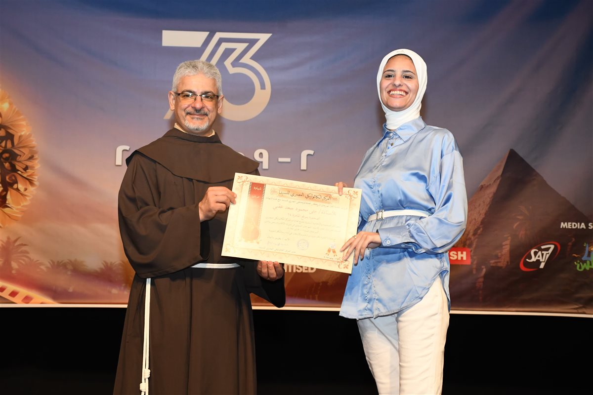 المركز الكاثوليكي للسينما يكرم الزميلة منى عقبي تقديرًا لتغطيتها الإعلامية المتميزة لفعاليات الدورة الـ73