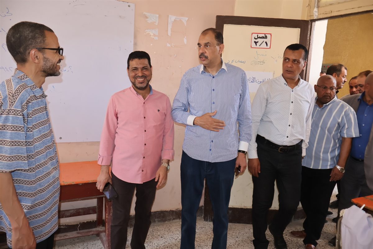 محافظ سوهاج يتفقد تجهيزات لجان امتحانات الثانوية العامة واستراحات الملاحظين