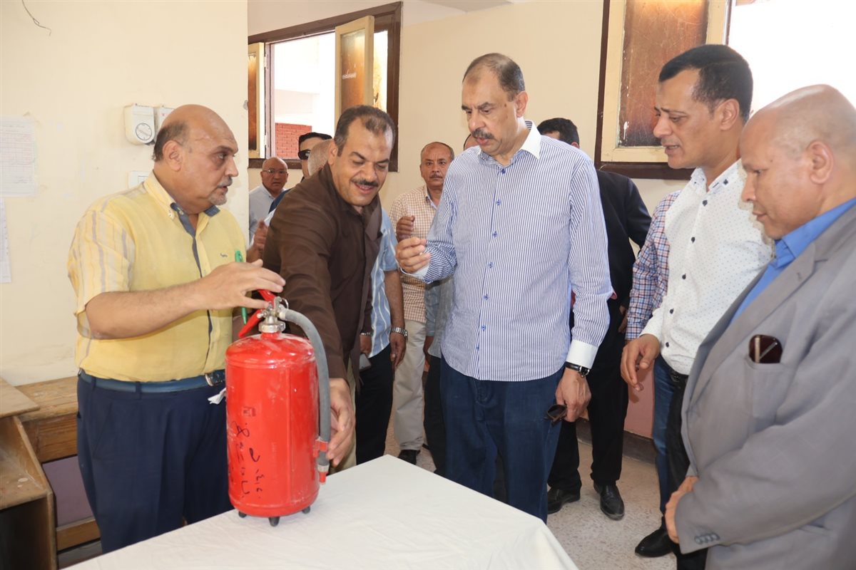 محافظ سوهاج يتفقد تجهيزات لجان امتحانات الثانوية العامة واستراحات الملاحظين