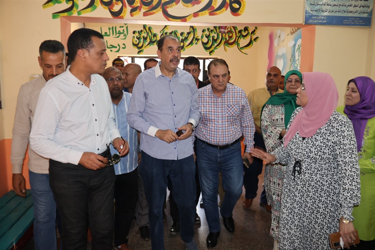 محافظ سوهاج يتفقد تجهيزات لجان امتحانات الثانوية العامة واستراحات الملاحظين