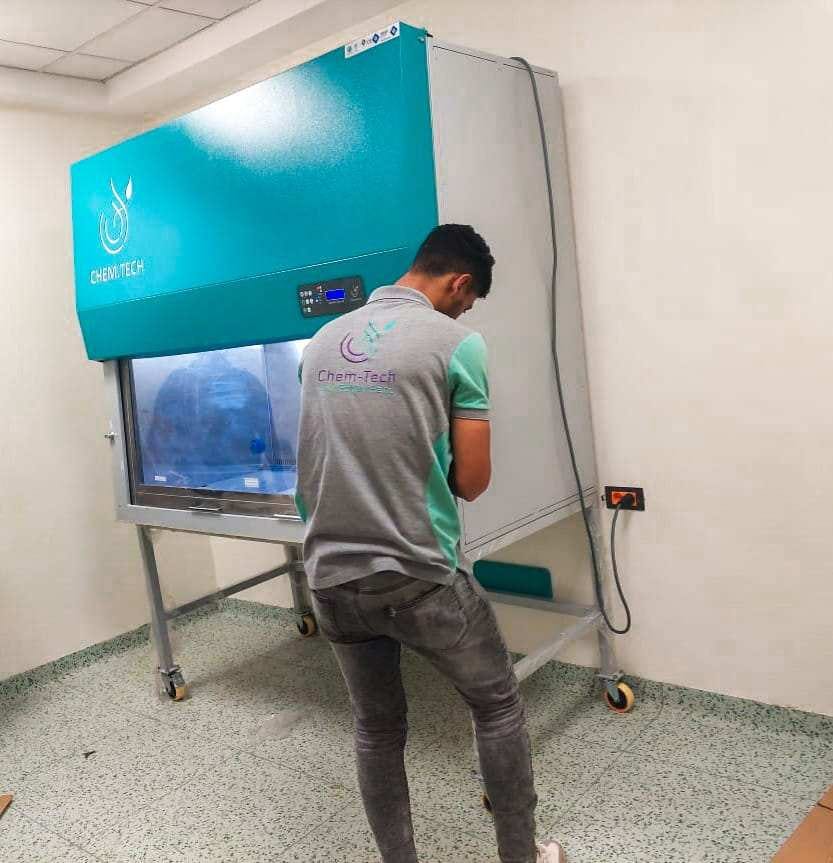 أثناء تسليم الجهاز للمستشفى 