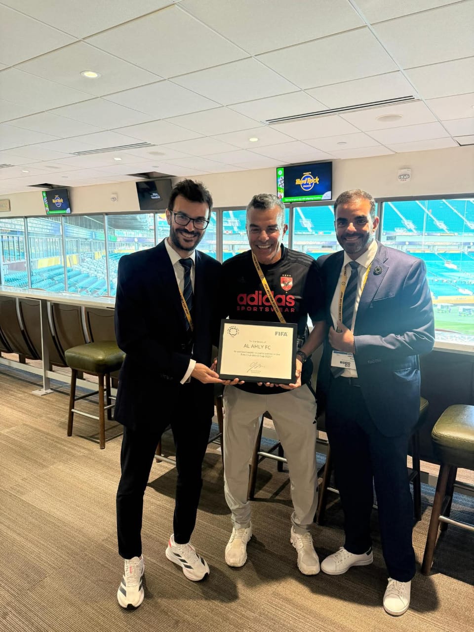 خالد مرتجي يتسلم شهادة مشاركة الأهلي للمرة العاشرة في مونديال الأندية