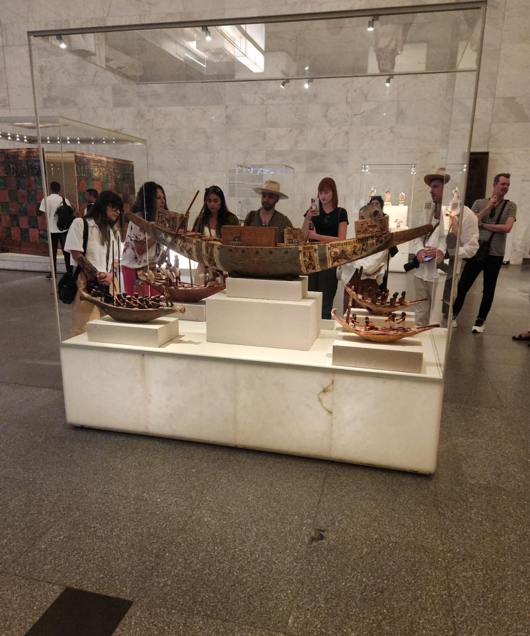 وفد من المؤثرين الأمريكان في المتحف القومي للحضارة